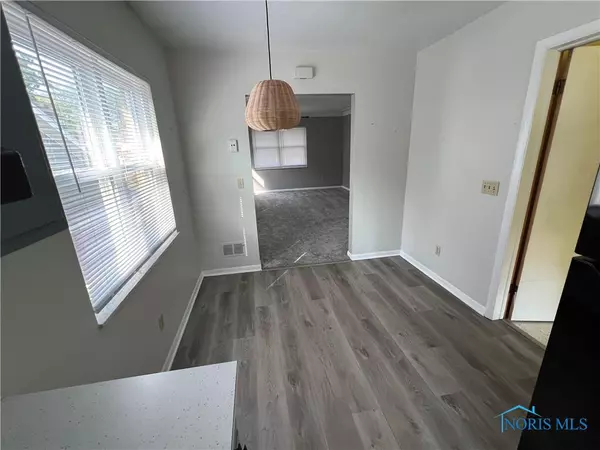 Toledo, OH 43613,3712 Douglas RD