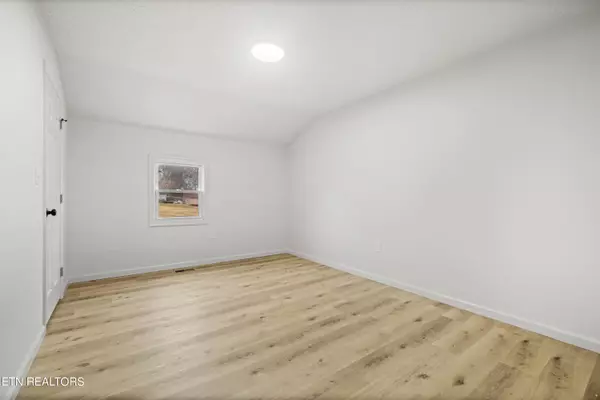 Loudon, TN 37774,921 Vale St