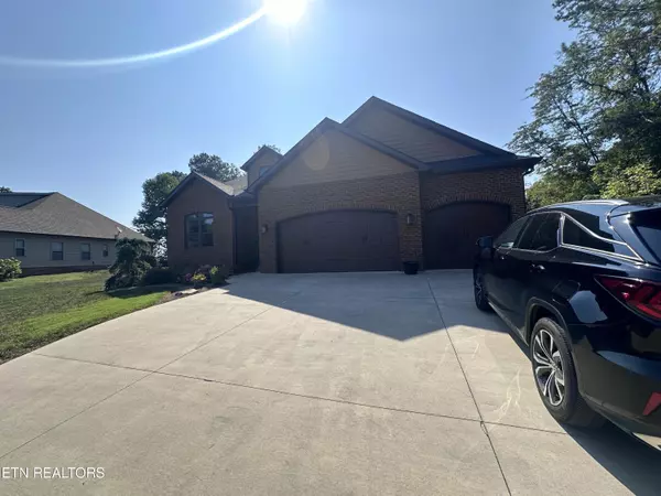 305 Southshore DR, Greenback, TN 37742