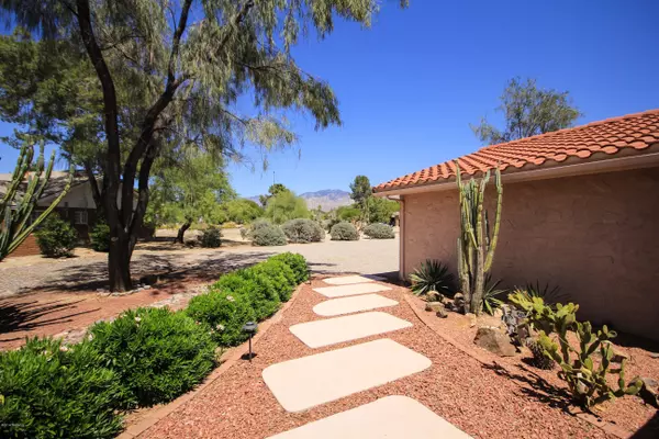 Oro Valley, AZ 85737,925 W Landoran Lane