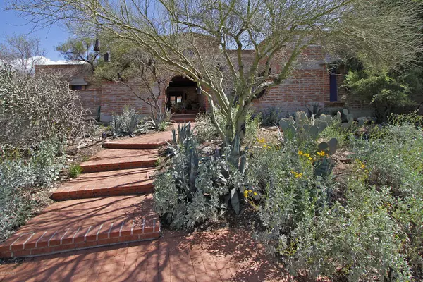 6900 N Solaz Segundo, Tucson, AZ 85718