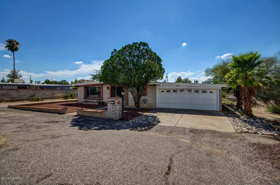 718 S Camino Seco, Tucson, AZ 85710