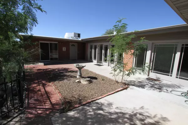 6360 N Pomona Road, Tucson, AZ 85704