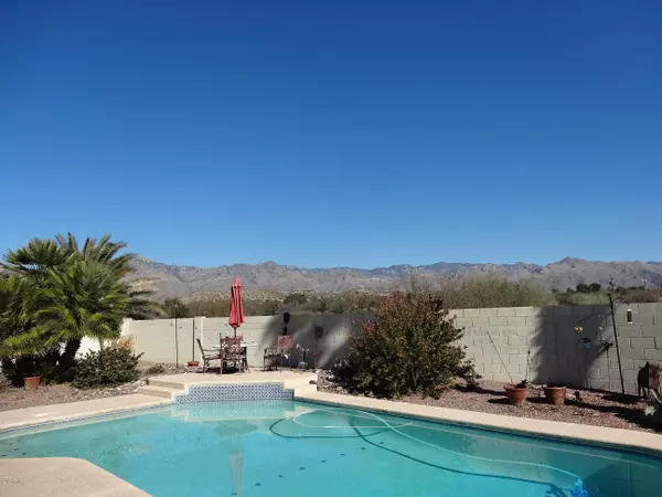 7401 E Riverbank Loop, Tucson, AZ 85715