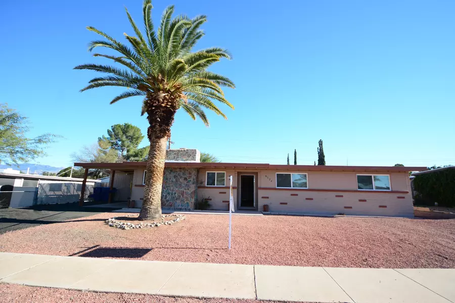 8524 E Kenyon Drive, Tucson, AZ 85710