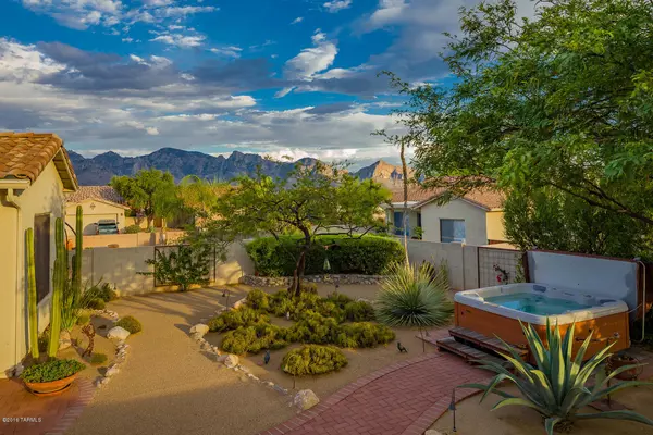 211 W Carlynn Cliff Place, Oro Valley, AZ 85755