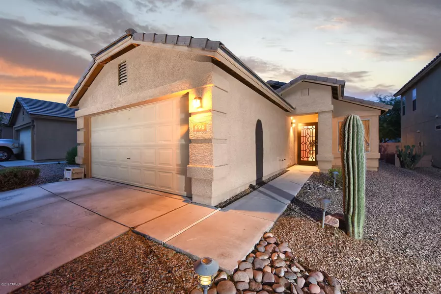 696 W Cholla Crest Drive, Green Valley, AZ 85614