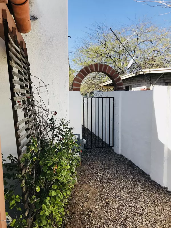 Tucson, AZ 85705,933 N Alder