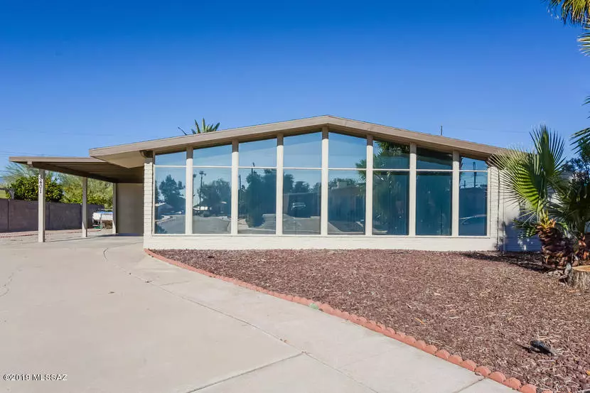 8401 E Desert Steppes Drive, Tucson, AZ 85710