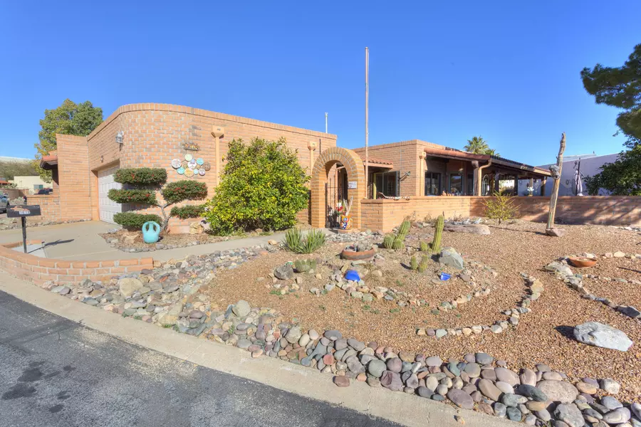 1618 W Calle Hacienda, Green Valley, AZ 85622