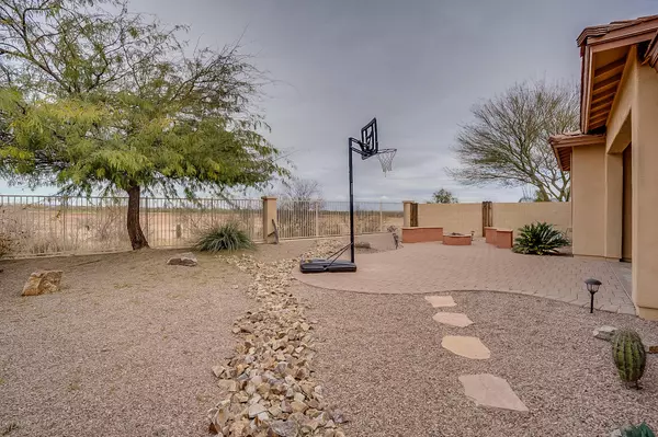 806 W Camino Curvitas, Sahuarita, AZ 85629