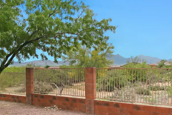 539 W Moorwood Street, Green Valley, AZ 85614