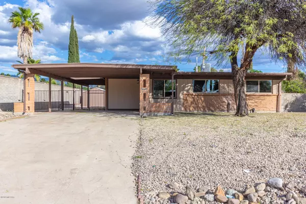 2211 S Deer Trail Circle, Tucson, AZ 85710