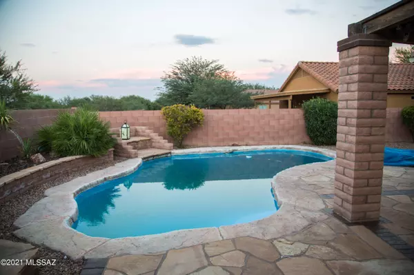 396 W Amber Hawk Court, Green Valley, AZ 85614