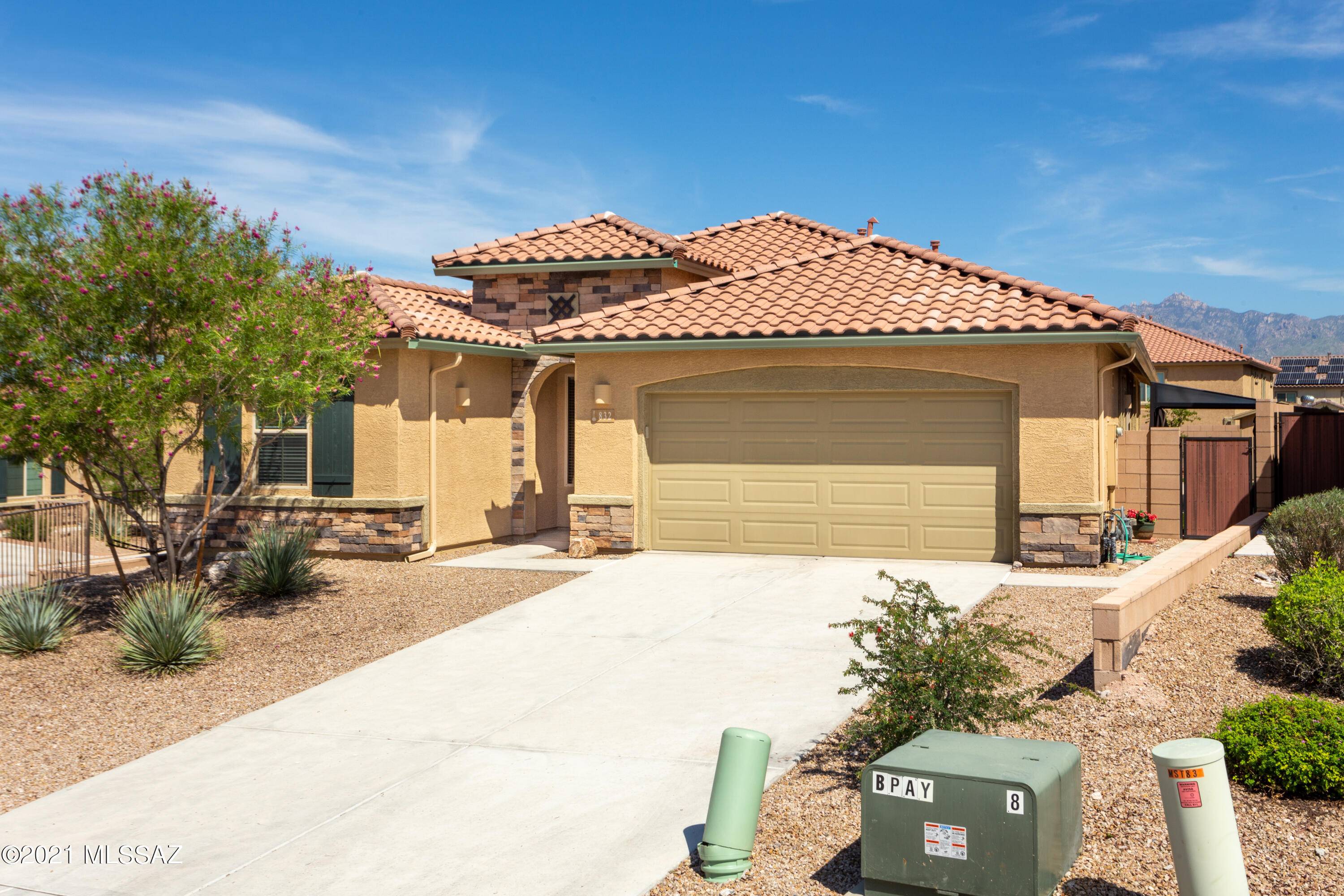 832 N Robb Hill Place, Tucson, AZ 85710