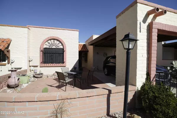 1122 W Calle Alcazar, Green Valley, AZ 85622