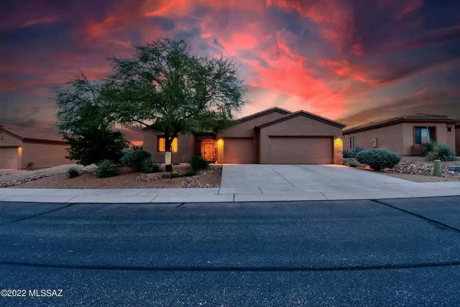 857 W Bosch Drive, Green Valley, AZ 85614