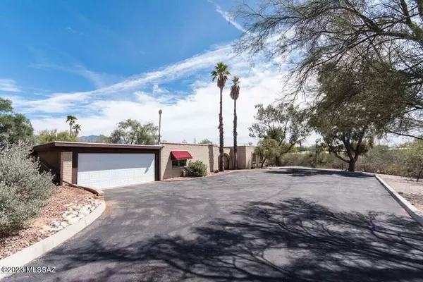 2002 W Magic Circle, Tucson, AZ 85704