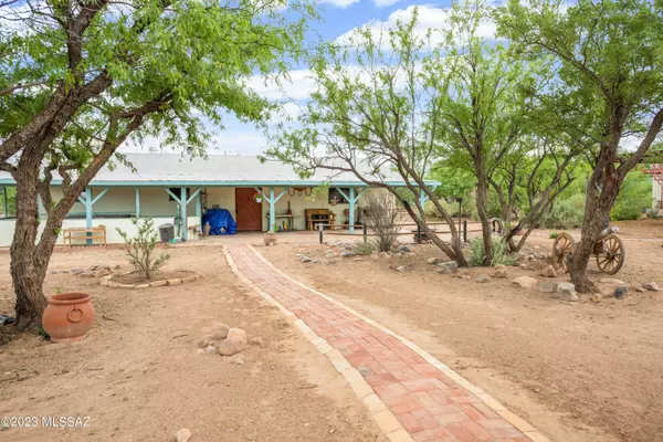 1069 W Hummingbird Lane, Benson, AZ 85602