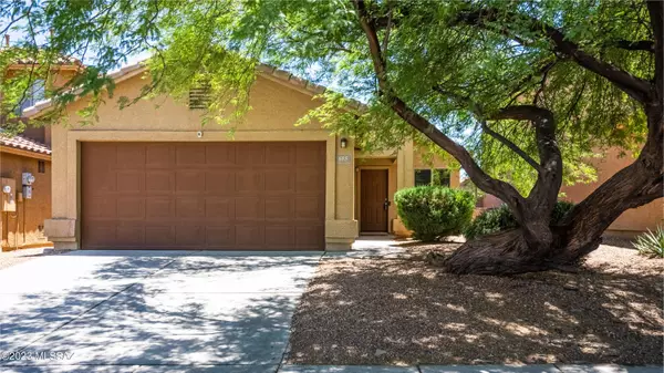 685 W Desert Blossom Drive, Green Valley, AZ 85614