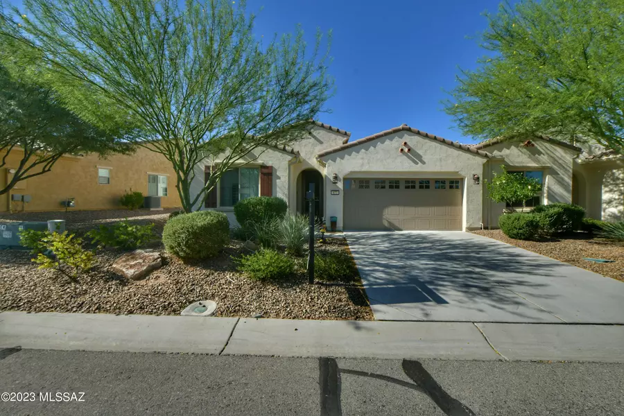 877 N Broken Hills Drive, Green Valley, AZ 85614