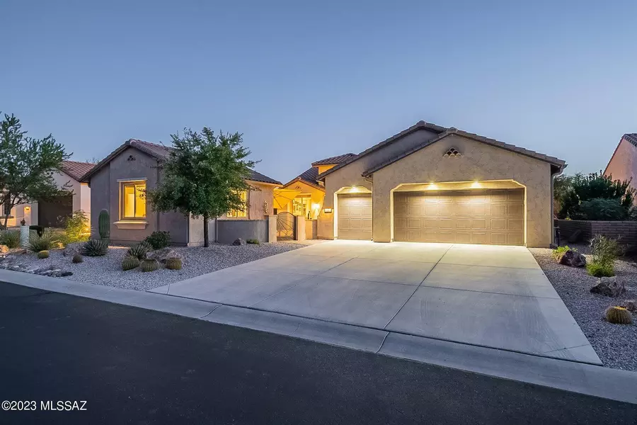 1043 N Broken Hills Drive, Green Valley, AZ 85614