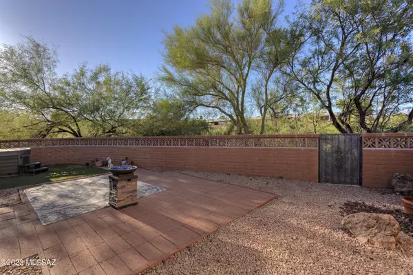 1046 S Horizonte Place, Green Valley, AZ 85614