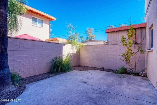 Tucson, AZ 85711,924 N Desert Avenue #D