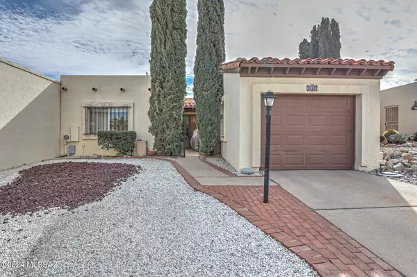 1211 W Calle Ramiro, Green Valley, AZ 85622