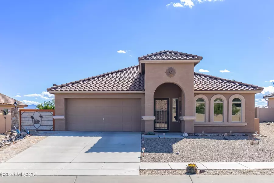 901 W Via Alamos Drive, Green Valley, AZ 85614