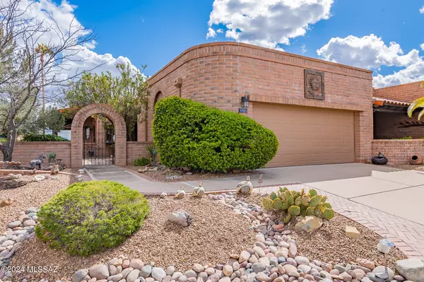 1131 W Camino De La Oca, Green Valley, AZ 85622