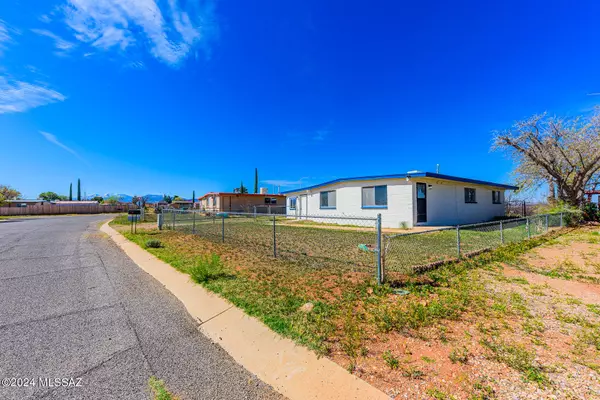 803 N Ridgeview Place, Huachuca City, AZ 85616