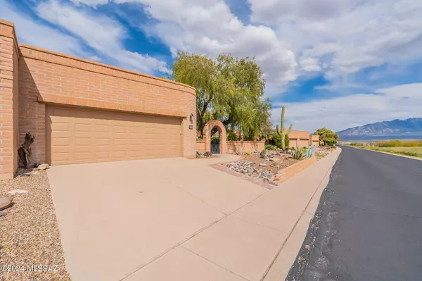 1590 W Camino Urbano,  Green Valley,  AZ 85622