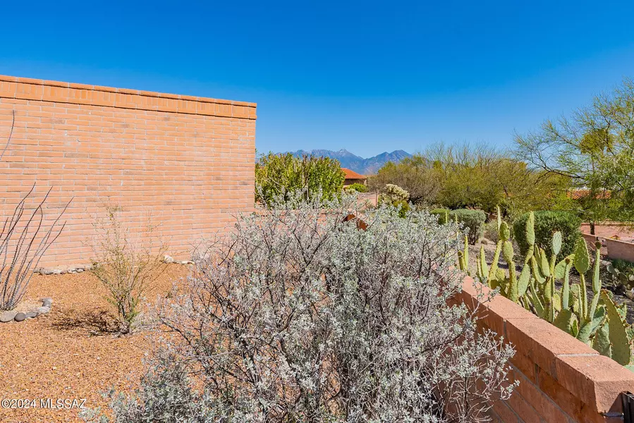 1869 W Via De La Gloria, Green Valley, AZ 85622