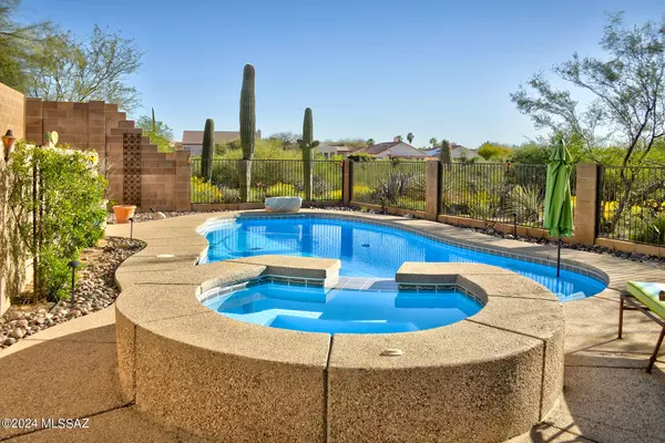 911 S Roundtail Place, Tucson, AZ 85748