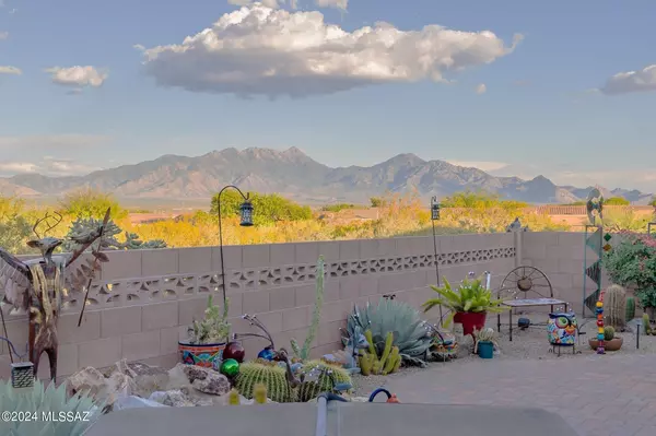 890 N Observation Trail, Green Valley, AZ 85614