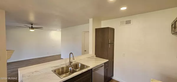 Tucson, AZ 85746,1688 W Wood Bridge Court #101