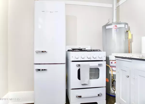 Tucson, AZ 85705,12 E University Boulevard #18