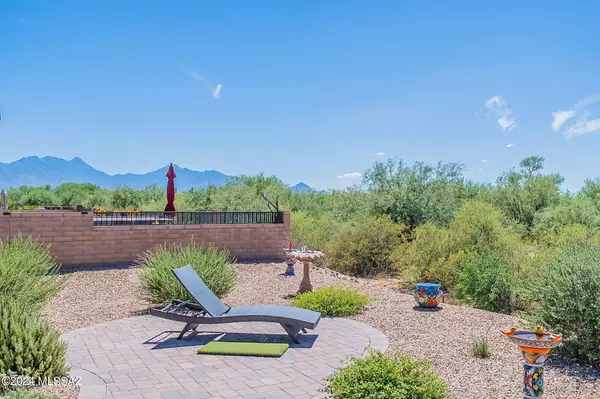 1125 N Broken Hills Drive, Green Valley, AZ 85614