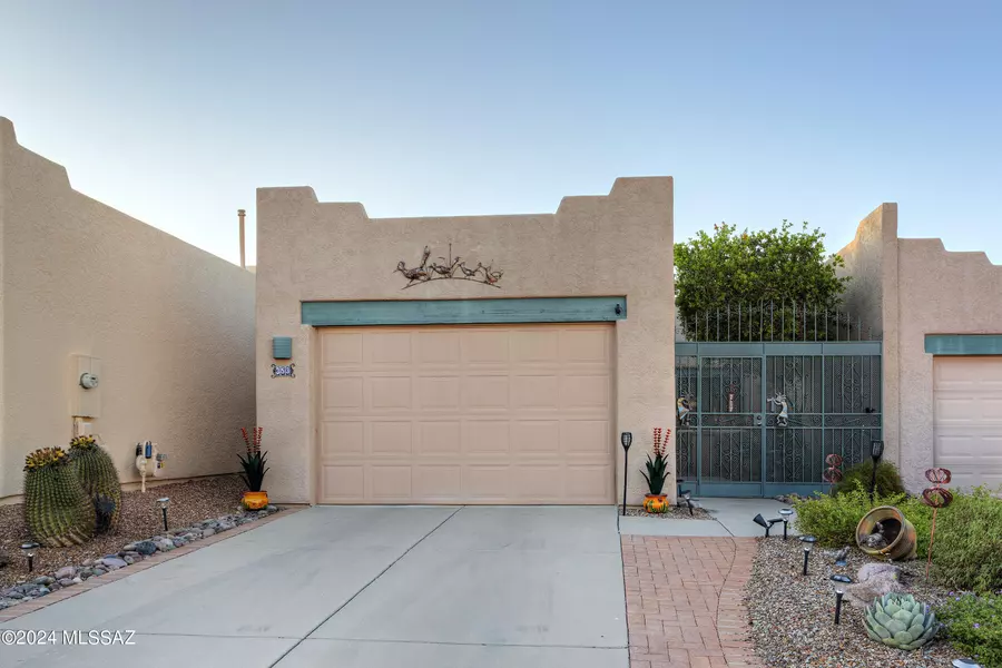 353 N Royal Bell Drive, Green Valley, AZ 85614