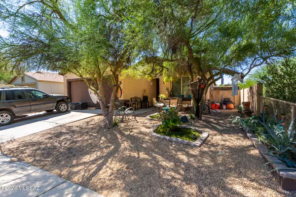 5238 S Camino Laguna Seca, Tucson, AZ 85706