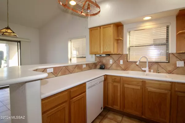 Green Valley, AZ 85614,2284 Avenida Del Petalo