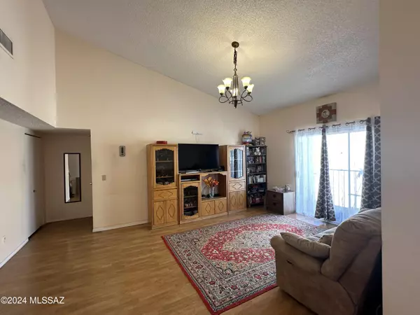 Tucson, AZ 85710,818 S Langley Avenue #201