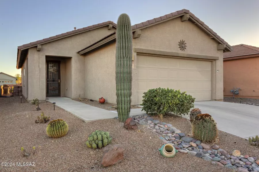 495 W Bazille Way, Green Valley, AZ 85614