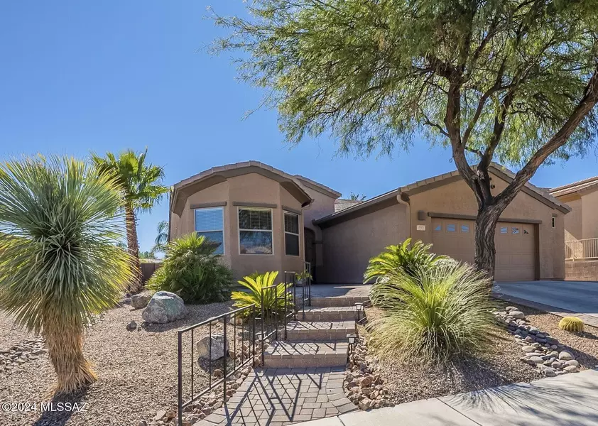 889 W Bosch Drive, Green Valley, AZ 85614