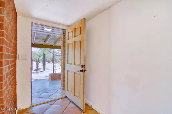 1037 W Las Lomitas Road, Tucson, AZ 85704