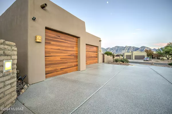 Oro Valley, AZ 85755,932 W Morning Thunder Court