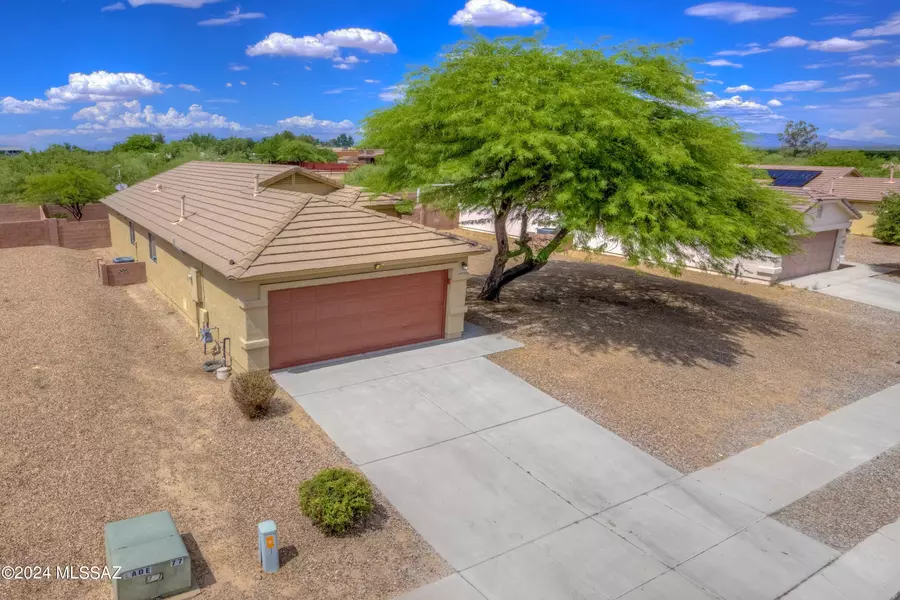 534 W Amber Hawk Court, Green Valley, AZ 85614