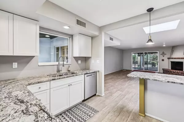 Green Valley, AZ 85614,611 S Los Opalos