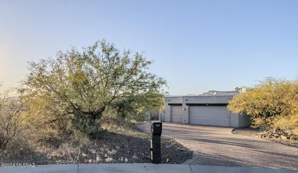 1120 S Kent Spring Place, Green Valley, AZ 85614